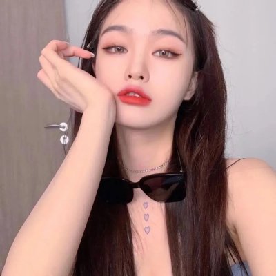 与一位女士合影